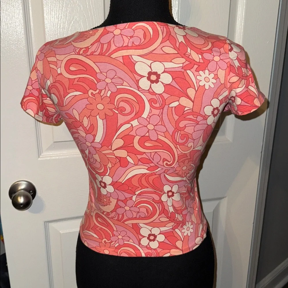 π€FREE W/PURCHASE - HOLLISTER RETRO FLORAL CROP TOP SIZE Mπ€ - Picture 7 of 7
